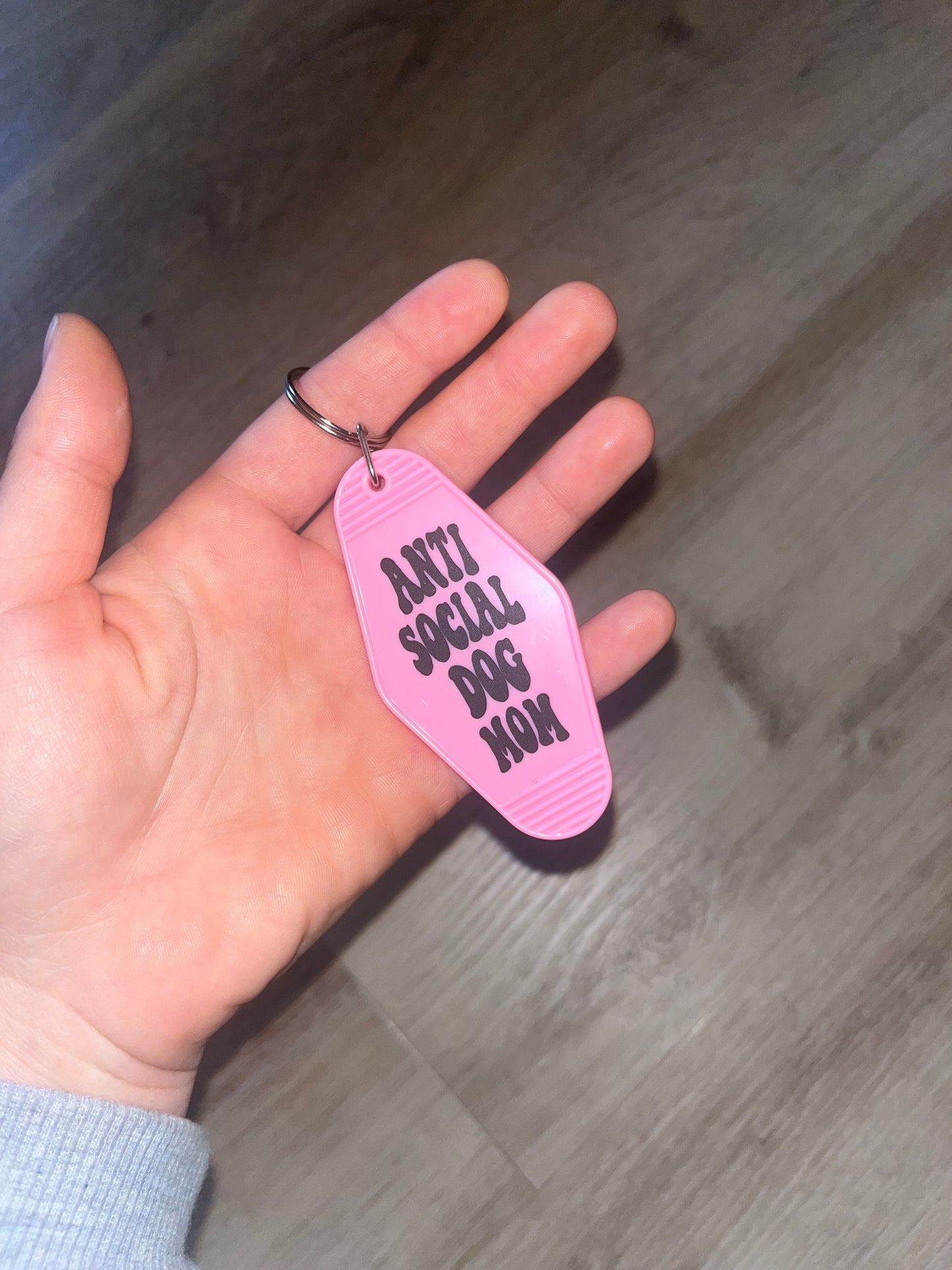 Anti Social Dog Mom - Motel Schlüsselanhänger