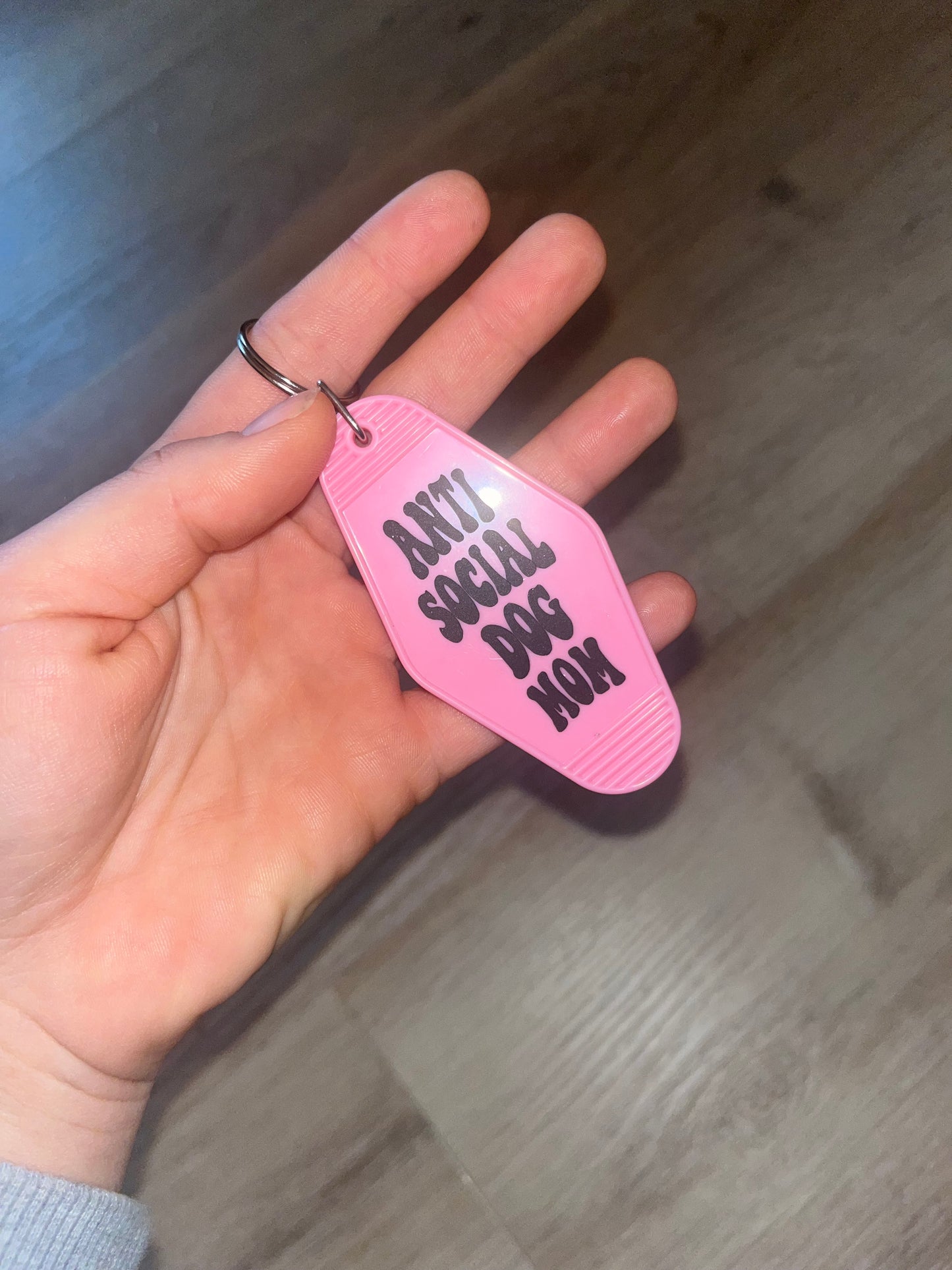 Anti Social Dog Mom - Motel Schlüsselanhänger