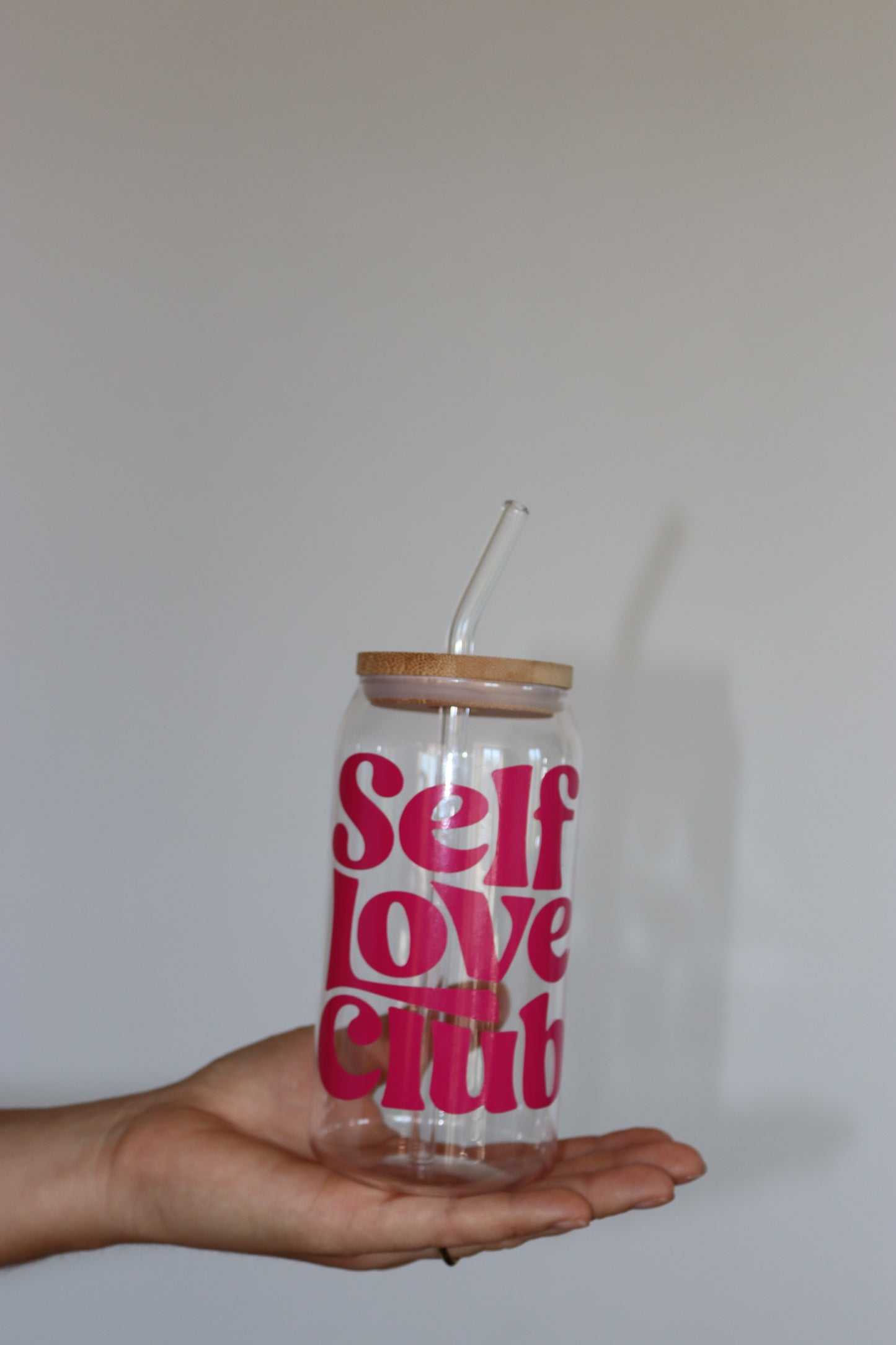 Selflove Club Trinkglas mit Bambusdeckel & Glasstrohhalm