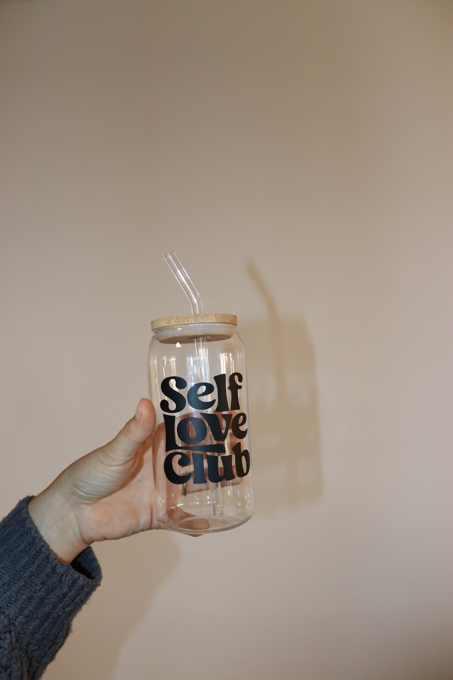 Selflove Club Trinkglas mit Bambusdeckel & Glasstrohhalm