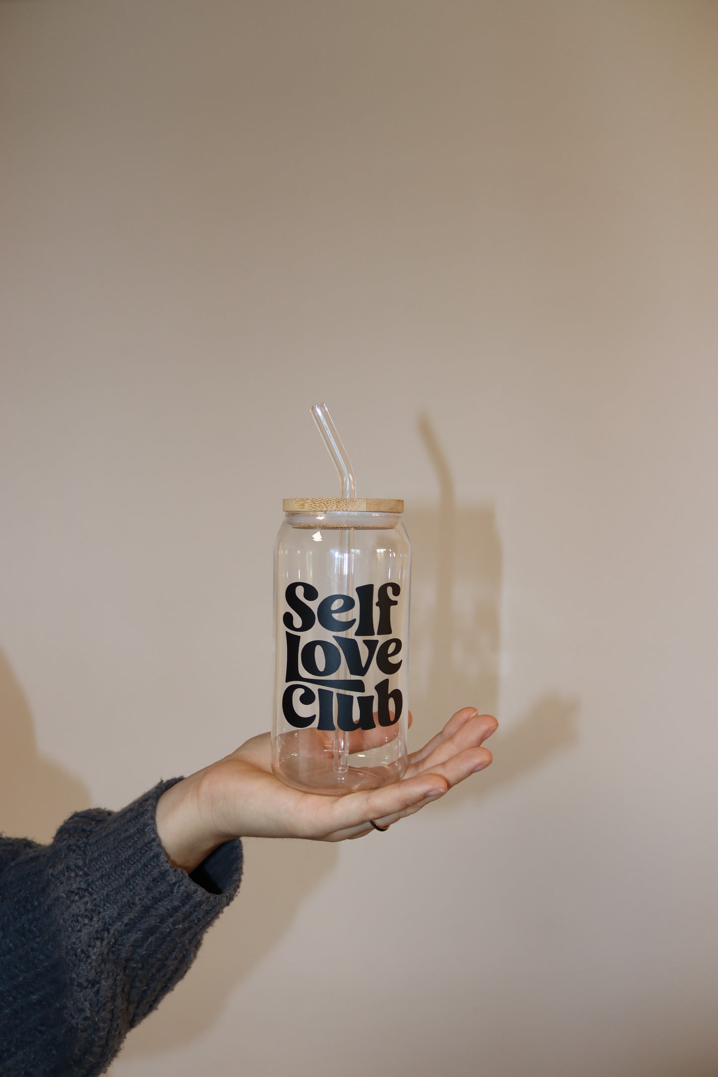 Selflove Club Trinkglas mit Bambusdeckel & Glasstrohhalm